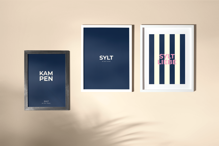 Das Syltliebe Poster in einer gerahmten Dreierhängung mit den Postern Sylt und Kampen aus der Launch Kollektion. 