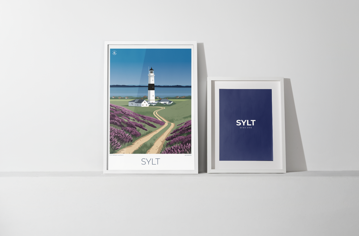 Beide Postergrößen, A3 und 50 x 70 cm, stehen nebeneinander an die Wand gelehnt, um den Größenunterschied der Formate und die gemeinsame Wirkung zu zeigen. Hier stehen die Poster Kampen Leuchtturm und Sylt nebeneinander.