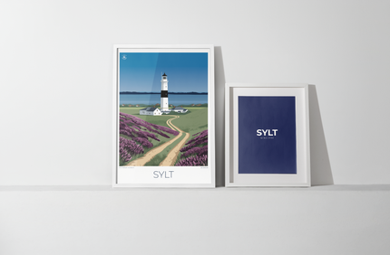 Beide Postergrößen, A3 und 50 x 70 cm, stehen nebeneinander an die Wand gelehnt, um den Größenunterschied der Formate und die gemeinsame Wirkung zu zeigen. Hier stehen die Poster Kampen Leuchtturm und Sylt nebeneinander.