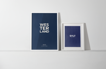 Beide Postergrößen, A3 und 50 x 70 cm, stehen nebeneinander an die Wand gelehnt, um den Größenunterschied der Formate und die gemeinsame Wirkung zu zeigen. 