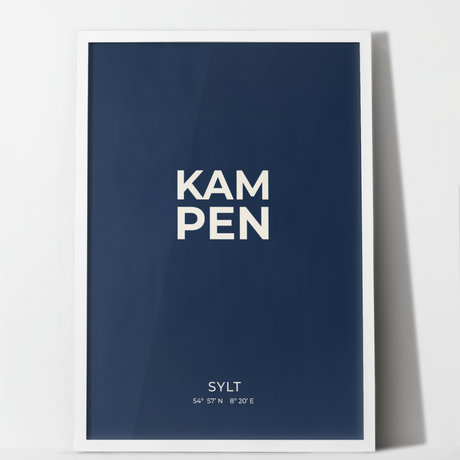 Kampen Poster in weißer Einzelrahmung mit dunkelblauem Hintergrund, creme-weißer Typografie und geografischen Koordinaten am unteren Bildrand.
