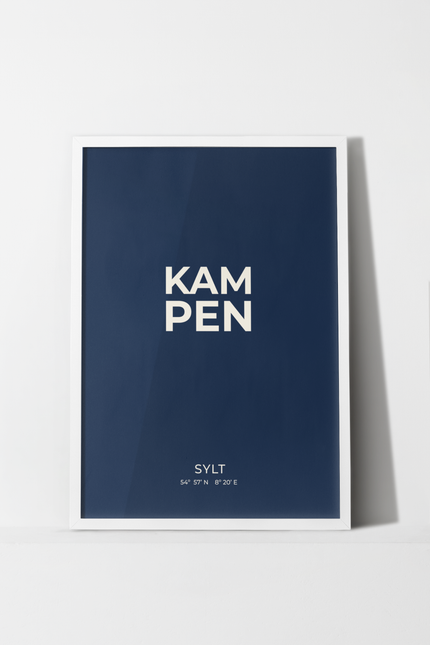 Kampen Poster in weißer Einzelrahmung mit dunkelblauem Hintergrund, creme-weißer Typografie und geografischen Koordinaten am unteren Bildrand.