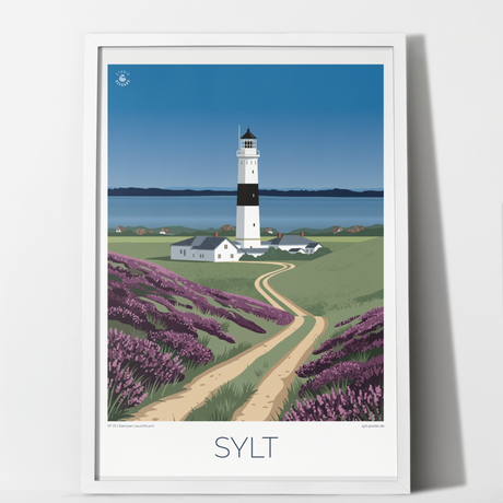 Kampen Leuchtturm Sylt Poster mit handillustrierter Darstellung des schwarz-weiß gestreiften Langen Christian vor Himmel, Wattenmeer, Heide und Friesenhäusern.