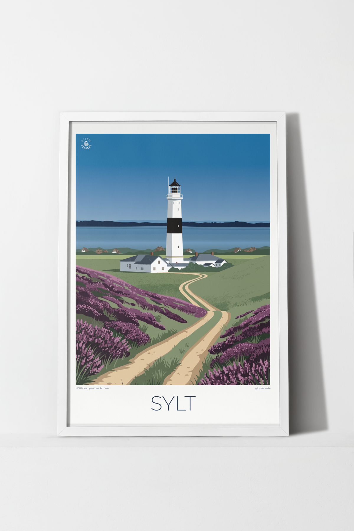 Kampen Leuchtturm Sylt Poster mit handillustrierter Darstellung des schwarz-weiß gestreiften Langen Christian vor Himmel, Wattenmeer, Heide und Friesenhäusern.