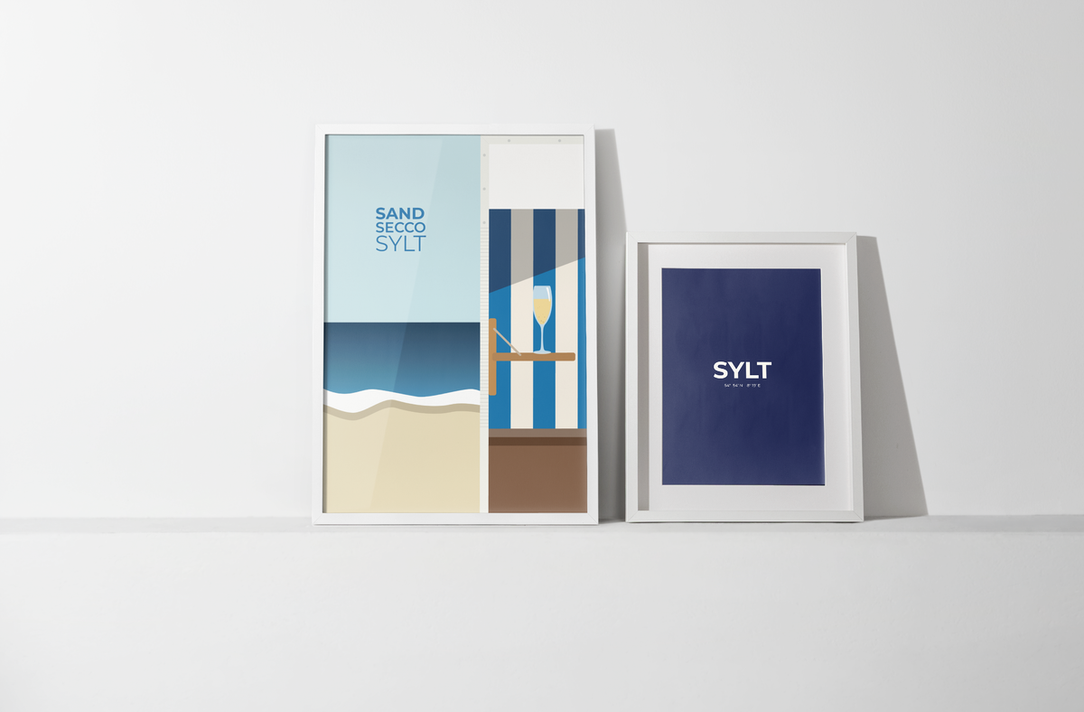 Beide Postergrößen, A3 und 50 x 70 cm, stehen nebeneinander an die Wand gelehnt, um den Größenunterschied der Formate und die gemeinsame Wirkung zu zeigen. 