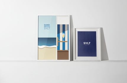 Beide Postergrößen, A3 und 50 x 70 cm, stehen nebeneinander an die Wand gelehnt, um den Größenunterschied der Formate und die gemeinsame Wirkung zu zeigen. 