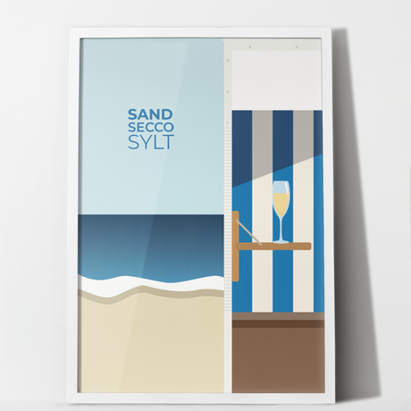 Sand Secco Sylt Poster mit illustriertem  Sylter Strandkorb und Proseccoglas auf dem Tischchen vor Typografie im hellblauen Himmel über dunkelblauem Meer und Sylter Sandstrand.