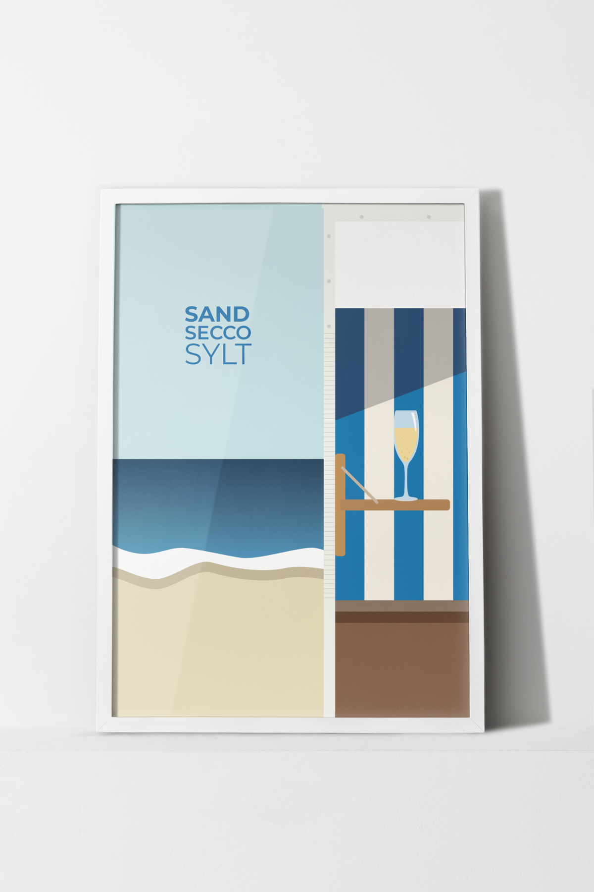 Sand Secco Sylt Poster mit illustriertem  Sylter Strandkorb und Proseccoglas auf dem Tischchen vor Typografie im hellblauen Himmel über dunkelblauem Meer und Sylter Sandstrand.