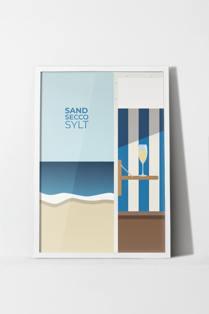 Sand Secco Sylt Poster mit illustriertem  Sylter Strandkorb und Proseccoglas auf dem Tischchen vor Typografie im hellblauen Himmel über dunkelblauem Meer und Sylter Sandstrand.