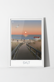 Sunset Westküste ist ein Sylt Poster für alle, die Sonnenuntergänge auf der Insel lieben. Warme Farben, Strandkörbe und Dünen der Sylter Westküste machen aus diesem Poster ein Stück Sylt für dein Zuhause.