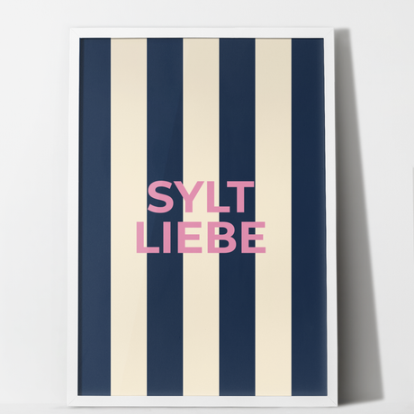Syltliebe Poster mit pinker Typografie auf cremefarbenen und marineblauen Blockstreifen.