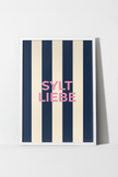 Syltliebe Poster mit pinker Typografie auf cremefarbenen und marineblauen Blockstreifen.