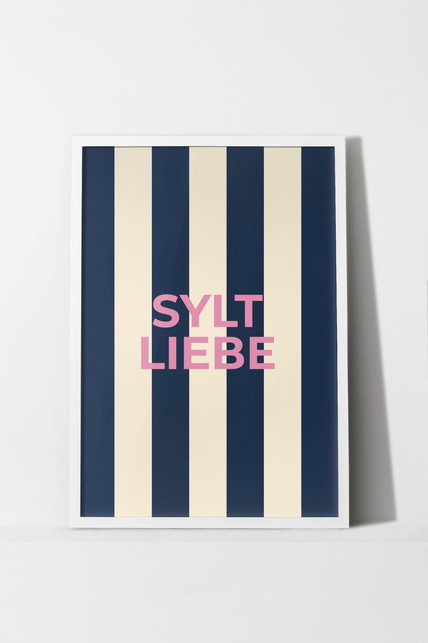 Syltliebe Poster mit pinker Typografie auf cremefarbenen und marineblauen Blockstreifen.