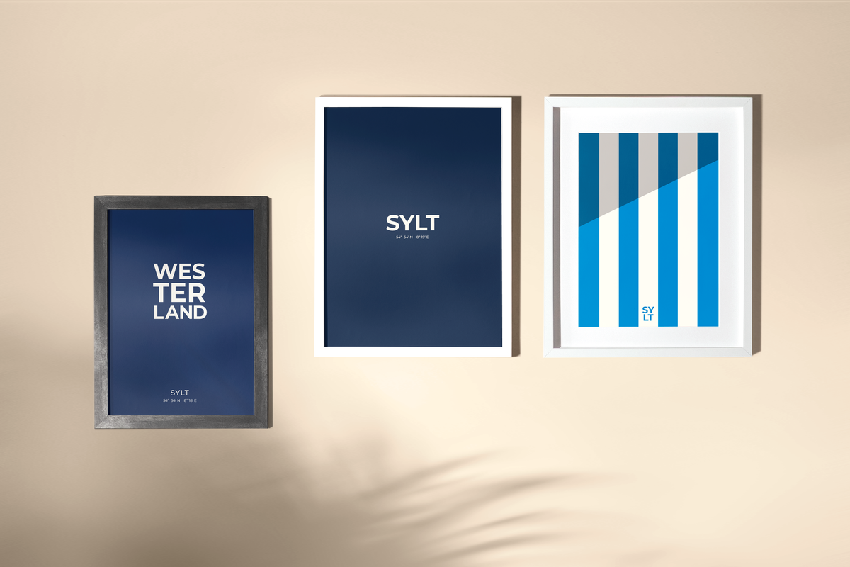 Das Sylt Typografie-Poster in der Mitte einer gerahmten Dreierhängung mit den Sylt Postern Westerland und Strandkorbstreifen aus der Launch Kollektion. 