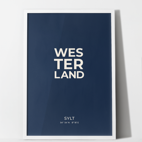 Westerland Poster frontal mit creme-weißer Typografie und geografischen Koordinaten auf dunkelblauem Hintergrund.