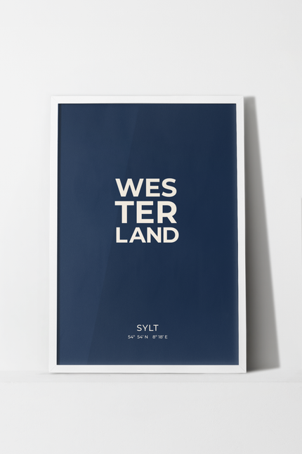 Westerland Poster frontal mit creme-weißer Typografie und geografischen Koordinaten auf dunkelblauem Hintergrund.