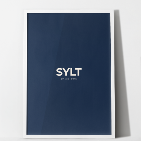Sylt Poster in Dunkelblau mit creme-weißer Typografie „SYLT“ und geografischen Koordinaten darunter.
