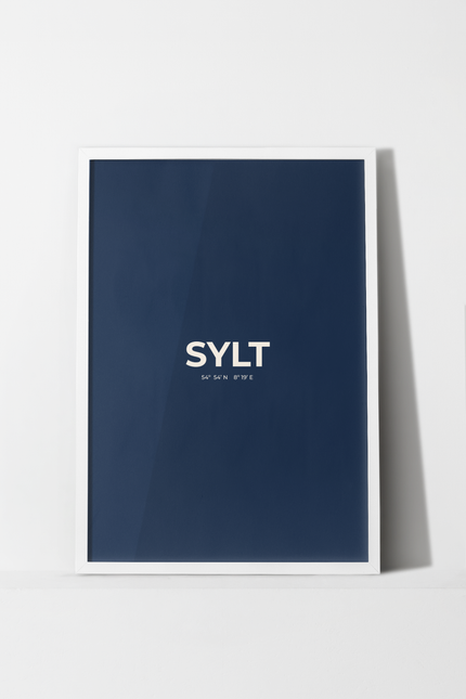 Sylt Poster in Dunkelblau mit creme-weißer Typografie „SYLT“ und geografischen Koordinaten darunter.
