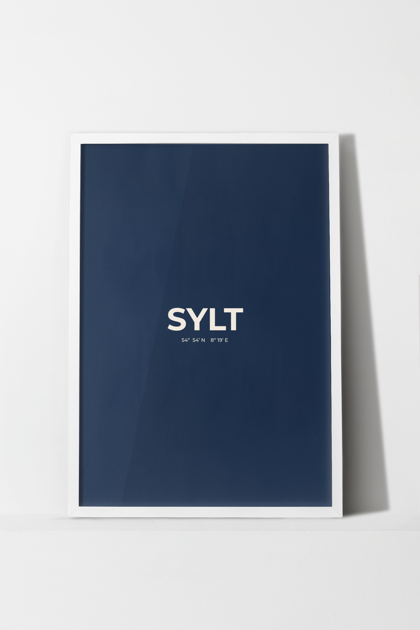 Sylt Poster in Dunkelblau mit creme-weißer Typografie „SYLT“ und geografischen Koordinaten darunter.